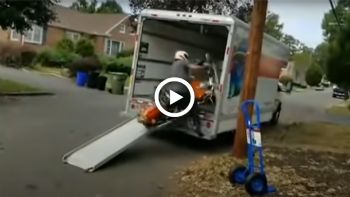 VIDEO: Ακόμα μια πτώση σε απόπειρα φορτώματος μοτοσυκλέτας!