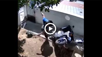 VIDEO: Τύπος στουκάρει scooter με παπί μέσα σε 3 μέτρα