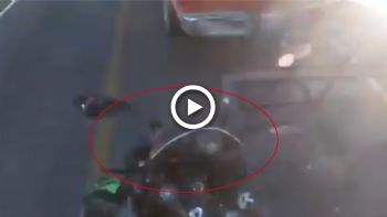 VIDEO: Αναβάτης τρακάρει φορτηγάκι και... το καβαλάει! 