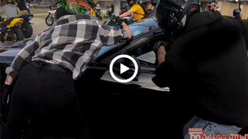 VIDEO: Μπουνιές και ξύλο μεταξύ αναβάτη και οδηγού μετά από τρακάρισμα