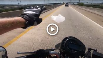 VIDEO: Μια απειλητική σακούλα κινείται εναντίον μοτοσυκλετιστή