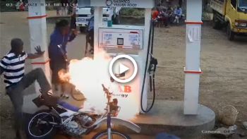 VIDEO: Μηχανή «λαμπαδιάζει» στο βενζινάδικο και φέρνει την κόλαση