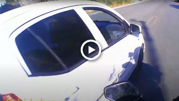 VIDEO: «Δολοφόνος» με αυτοκίνητο περνά ξυστά από μοτοσυκλέτα
