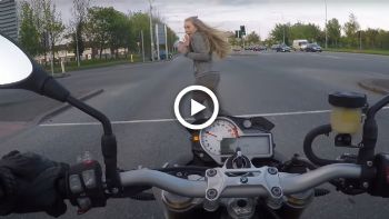 VIDEO: Αναβάτης τρομάζει πεζή που περνάει το δρόμο