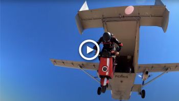 VIDEO: Βούτηξε με το scooter από το αεροπλάνο! 
