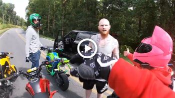 VIDEO: Τύπος παίζει απρόκλητο (?) τσαμπουκά σε ομάδα αναβατών στο δρόμο