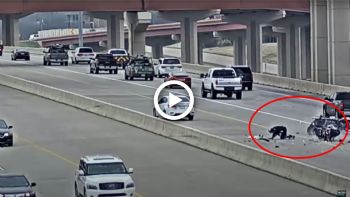 VIDEO: 2 αστυνομικοί κάνουν τις μοτοσυκλέτες τους «βίδες» χωρίς λόγο