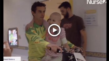 VIDEO: O Vanni Oddera με μοτοσυκλέτα σε νοσοκομείο καρκινοπαθών