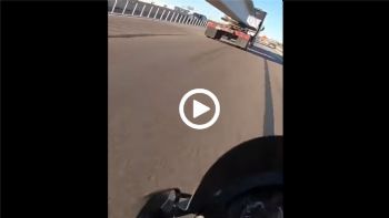 VIDEO: Παρανοϊκός μοτοσυκλετιστής περνά κάτω από φορτηγό