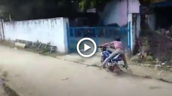 VIDEO: Ινδός... «κόκκαλο» καρφώνει μοτοσυκλέτα σε μάντρα 