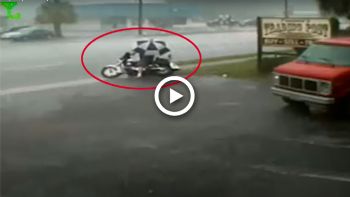 VIDEO: Τύπος πάει να οδηγήσει στη βροχή με ομπρέλα!