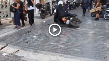 VIDEO: Αστυφύλακες πέφτουν με το μηχανάκι στο Σύνταγμα
