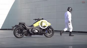 VIDEO: Η μοτοσυκλέτα της Honda που στέκεται όρθια μόνη της
