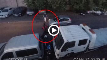 VIDEO: Ήρωας χτυπάει με το αυτοκίνητο του δύο επίδοξους κλέφτες!