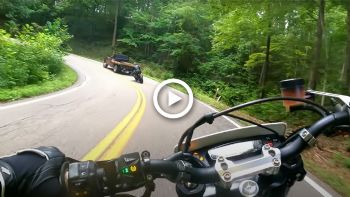 VIDEO: Φορτηγάκιας «κλείνει» μοτοσυκλετιστές σε στροφιλίκι… 