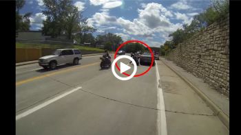 VIDEO: Μοτοσυκλετιστής κάνει σούζα, πέφτει πάνω σε περιπολικό