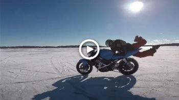 VIDEO: Τραγελαφικό «κυνηγητό» μοτοσυκλέτας-φάντασμα στον πάγο! 