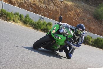 ������: Kawasaki ZX-6R