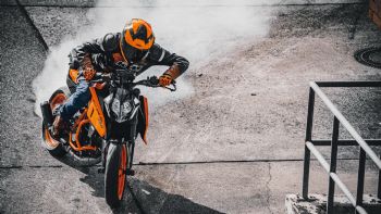 KTM 390 Duke MY24: Η κορυφαία επιτάχυνση της κατηγορίας σε μειωμένη τιμή