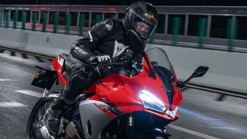SRK 500 RA: Η πρώτη μοτοσυκλέτα της QJ Motor με αυτόματο κιβώτιο