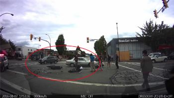 Αν υπήρχε πάντα μια κάμερα να καταγράφει το δρόμο και ατυχήματα όπως αυτό, θα λυνόταν το πρόβλημα των εγκαταλείψεων; 