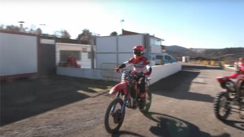 Στιγμιότυπο από την ημέρα του Marc Marquez, στην πίστα Motocross της Lleida.