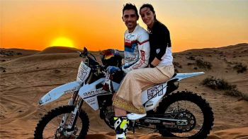 O Michele Pirro με την σύζυγο του, σε φωτογραφικό ενσταντανέ στην έρημο. 