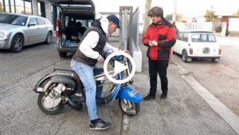 VIDEO – Διαολεμένη Vespa δεν μπορεί να κρατήσει τον εμπρός τροχό στο έδαφος