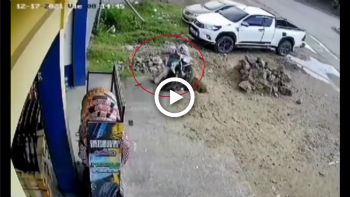 VIDEO: Μοτοσυκλέτα πέφτει σε τρύπα-καταπιόνα!