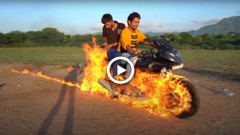 Ινδός Youtuber βάζει φωτιά στην μοτοσυκλέτα του...