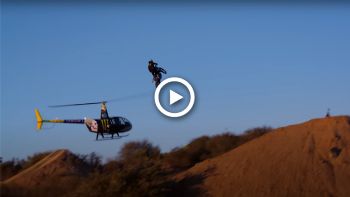 VIDEO: Μια μοτοσυκλέτα, ένα ελικόπτερο, άπειρο θέαμα
