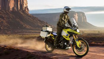 Suzuki V-Strom 1050DE World Tourer: Με τριβάλιτσο & προβολείς ομίχλης