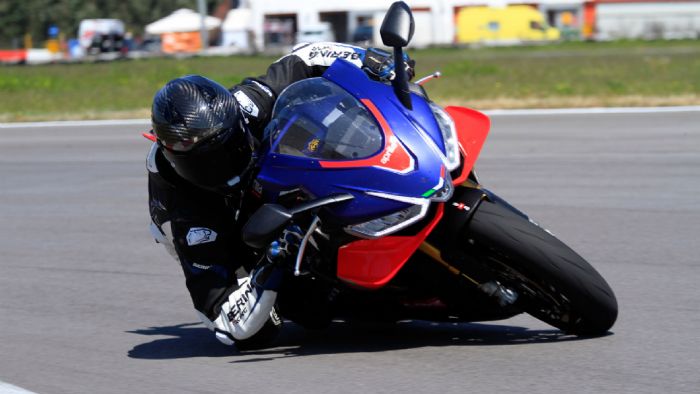 Οι δυνατότητές της είναι απεριόριστες και για να τη φέρεις στα όριά της θα πρέπει να είσαι πολύ προπονημένος. Αλλιώς μάλλον εσύ θα ιδρώνεις και αυτή θα χασμουριέται.	