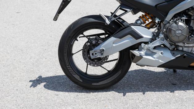 Το τελευταίο φιλοξενεί χωρίς μοχλικό το ρυθμιζόμενο αμορτισέρ της KYB σε μια διάταξη που εξοικονομεί μερικά ακόμη πολύτιμα γραμμάρια από το συνολικό βάρος.