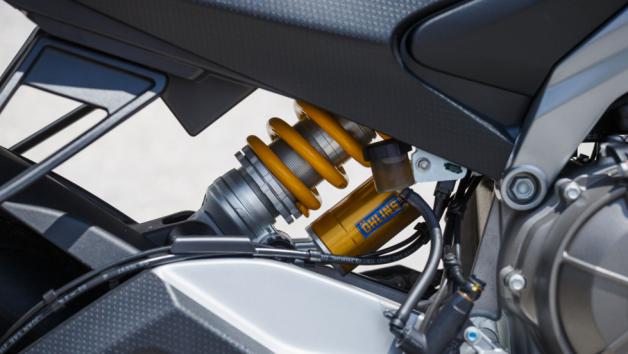 Ο κινητήρας χρησιμοποιείται ως ενεργό μέλος και στηρίζεται με τρεις βάσεις αντί για δύο που έχει το Tuono 660 δημιουργώντας ένα ακόμη πιο άκαμπτο σύνολο, ενώ πάνω σε αυτόν εδράζεται και το ασύμμετρο ψαλίδι αλουμινίου.