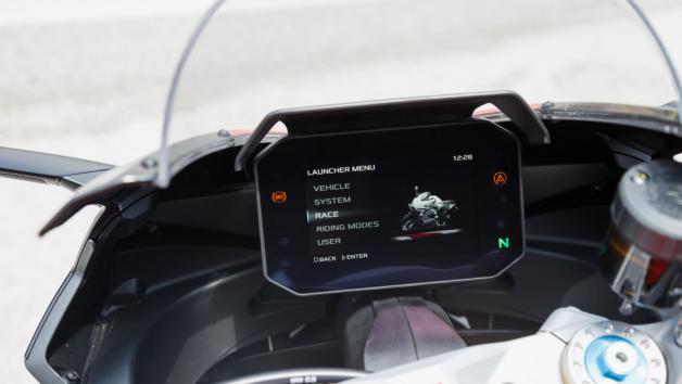 Παρέχει ξεχωριστές απεικονίσεις Track-Road ενώ  μεταβάλλει αυτόματα το φόντο από λευκό σε μαύρο ανάλογα με τον εξωτερικό φωτισμό.