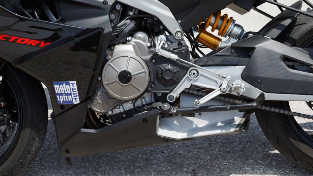 Για να καταφέρει λοιπόν να αποδώσει 105 ίππους στις 10.500σ.α.λ  και 6.8 χλγμ ροπής στις 8500σ.α.λ καλύπτοντας τις προδιαγραφές Euro 5+, μεταφέρθηκε όλη η τεχνολογία από την εξέλιξη του RSV4.