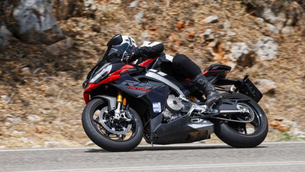 Η δύναμη των 100 ίππων είναι αρκετή για να κάνει το 0-100 χλμ/ώρα σε 3,8 δλ., να σηκώσει τον μπροστινό τροχό όταν το θελήσεις (πρέπει να έχεις απενεργοποιημένο το Wheelie και το traction control) αλλά και να στείλει το κοντέρ πάνω από τα 230χλμ/ώρα.