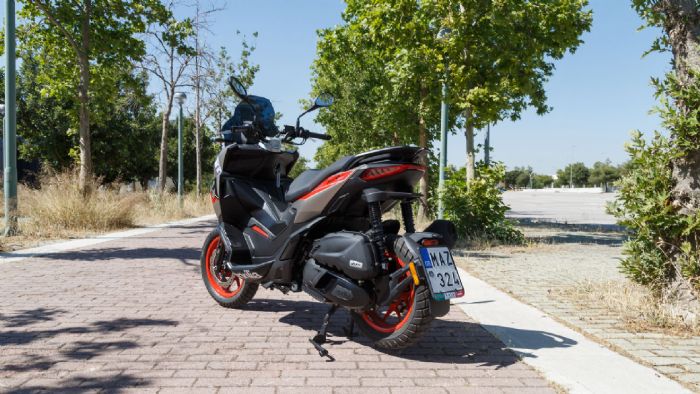 Η αισθητική αυτή παραπέμπει άμεσα στα RSV και Tuono, τονίζοντας τη σπορ καταγωγή και ενισχύοντας την αίσθηση επιθετικότητας.