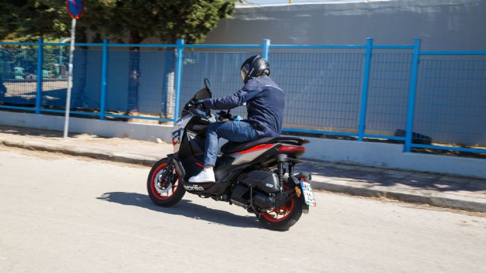 Το scooter είναι ιδιαίτερα πρόθυμο να αλλάξει κατεύθυνση, με το τιμόνι να παίζει καθοριστικό ρόλο σε αυτή την ευελιξία, ενώ τα ελαστικά πρώτης τοποθέτησης συμβάλλουν σημαντικά στη συνολική σταθερότητα και απουσία ασάφειας σε πιο δυναμικές συνθήκες.