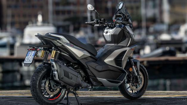  Εκτός από το παραδοσιακό μαύρο, υπάρχουν δύο  διαφορετικές μεταλλικές γκρι αποχρώσεις στην βασική έκδοση, ενώ η κατά 200 ευρώ ακριβότερη έκδοση Rally Replica, εμπνευσμένη από τα χρώματα και τα γραφικά του Aprilia Tuareg Rally, διαθέτει χρυσά πιρούνια και κόκκινα ελατήρια αμορτισέρ, ειδική σέλα, που ενισχύεται από μια έντονη κόκκινη λωρίδα στο πίσω μέρος, καθώς και από το σύστημα συνδεσιμότητας Aprilia MIA ως στάνταρ.