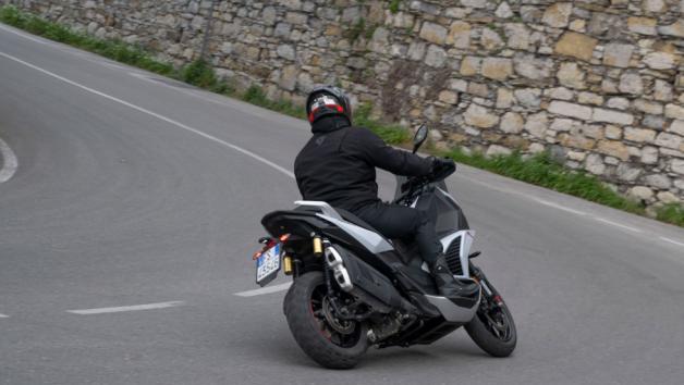 186 κιλά συμπεριλαμβανομένων όλων των υγρών και των 12 λίτρων του γεμάτου ρεζερβουάρ, είναι στοιχείο που κάνει τη διαφορά. 