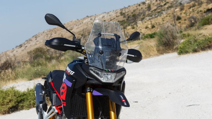 Ο LED προβολέας εμπρός δεν έχει αλλάξει, με την συνολική όψη της μοτοσυκλέτας να παραμένει ίδια κατά κύριο λόγο, μία όμως πιο προσεκτική ματιά αρκεί για να παρατηρήσεις κάποιες διαφορές στα πλαστικά εμπρός από το ρεζερβουάρ όπου χάνονται οι ψευτο-αεραγωγοί «αυτιά» εκατέρωθεν του προβολέα.