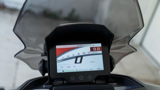Στον εξοπλισμό περιλαμβάνονται keyless σύστημα με δυνατότητα χρήσης φυσικού κλειδιού, TFT οθόνη αφής με συνδεσιμότητα Bluetooth και δύο θύρες φόρτισης USB, στοιχεία που ενισχύουν σημαντικά την καθημερινή χρηστικότητα. 