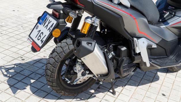 Μπροστά συναντάμε τηλεσκοπικό πιρούνι με διαδρομή 50 χλστ., ενώ πίσω υπάρχουν διπλά αμορτισέρ με ξεχωριστό δοχείο αερίου-λαδιού με δυνατότητα ρύθμιση προφόρτισης. 