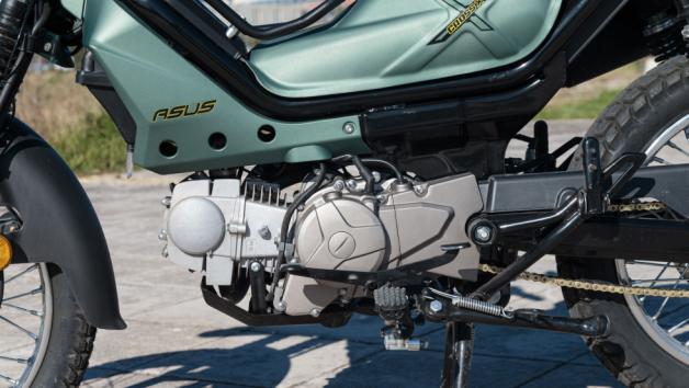 Ο κινητήρας συνεργάζεται με κιβώτιο 4 σχέσεων και χρησιμοποιεί φυγοκεντρικό σύστημα συμπλέκτη, όπως στα κλασικά παπιά, χωρίς μανέτα συμπλέκτη