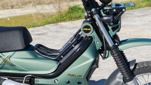 Στο μπροστινό μέρος, ακριβώς πάνω από τον προβολέα, υπάρχει μια στιβαρή βάση, η οποία μπορεί να φιλοξενήσει από καλάθι μέχρι και να δέσεις πράγματα, ενισχύοντας άμεσα τη χρηστικότητά του στην καθημερινότητα.