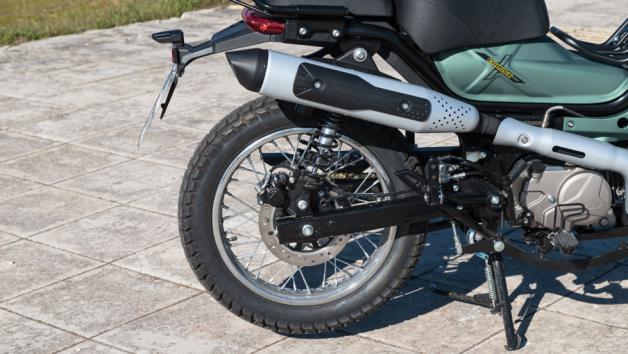 Οι αναρτήσεις ακολουθούν την ίδια λογική αντοχής και απλότητας. Στο εμπρός μέρος συναντάμε τηλεσκοπικό πιρούνι με προστατευτικές φυσούνες, επιλογή που προστατεύει τα καλάμια από σκόνη και λάσπη, ενώ πίσω υπάρχουν διπλά αμορτισέρ λαδιού και αερίου.