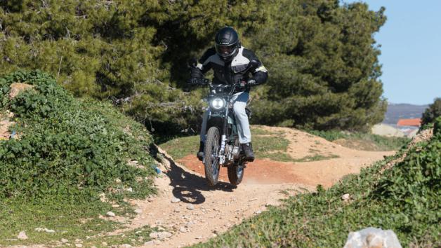 Η στιβαρή κατασκευή εμπνέει εμπιστοσύνη, ενώ ο συνδυασμός τροχών 18 ιντσών εμπρός και 16 πίσωτο κάνει να μην κολλάει πουθενά. 