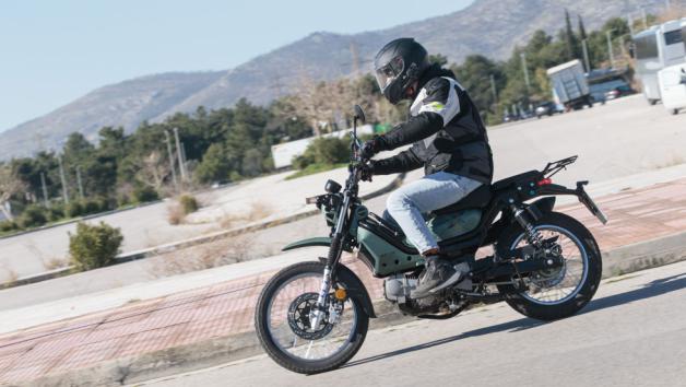 Το χαμηλό βάρος παίζει καθοριστικό ρόλο εδώ, αφού κουμαντάρεται χωρίς καμία προσπάθεια, ακόμη και σε πολύ χαμηλές ταχύτητες ή όταν χρειαστεί να μετακινηθεί με το ένα χέρι. Δεν κουράζει, δεν αγχώνει και δεν βάζει σε σκέψεις για το αν «θα χωρέσω».